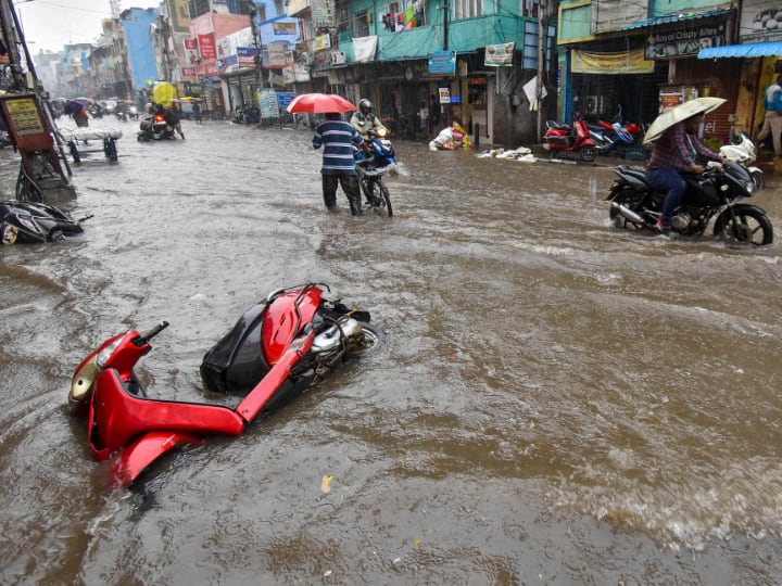 Tamil Nadu Weather: तमिलनाडु में भारी बारिश, चेन्नई में दो लोगों की मौत, 7 जिलों में स्कूल कॉलेज बंद