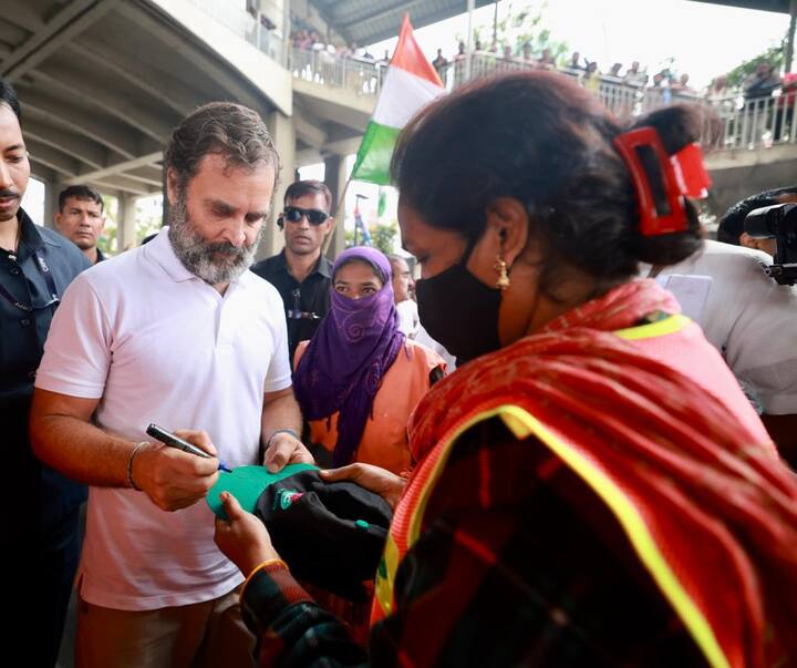 বুধবার, হায়দরাবাদের বালানগর মেইন রোড থেকে শুরু হয় কংগ্রেসের ভারত জোড়ো যাত্রা। এদিন দিন ৫৬ তম দিন। গত ৭ সেপ্টেম্বর তামিলনাড়ু কন্যকুমারী থেকে শুরু হয়েছে ভারত জোড়ো যাত্রা।