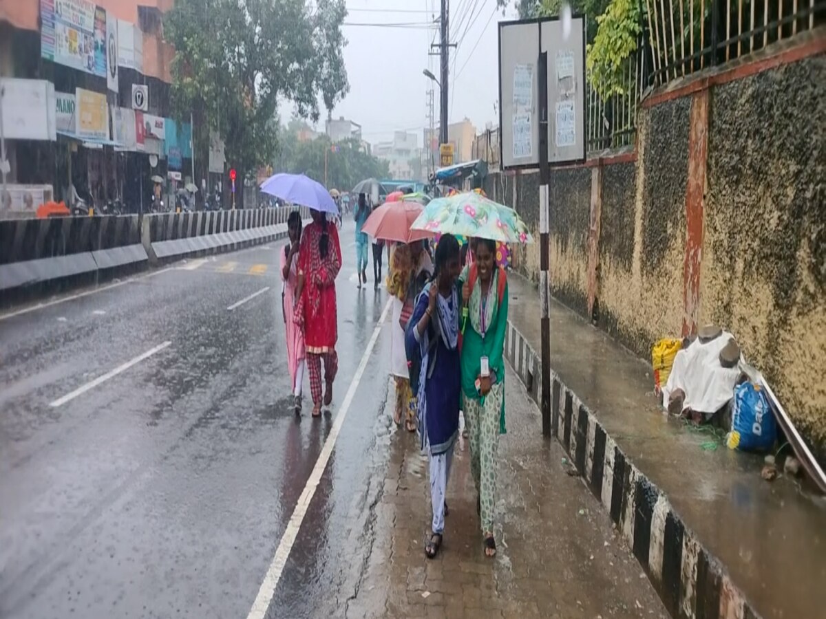 பள்ளிகளுக்கு மட்டும் விடுமுறை...மழையில் நனைந்தபடி சென்ற கல்லூரி மாணவர்கள்...!