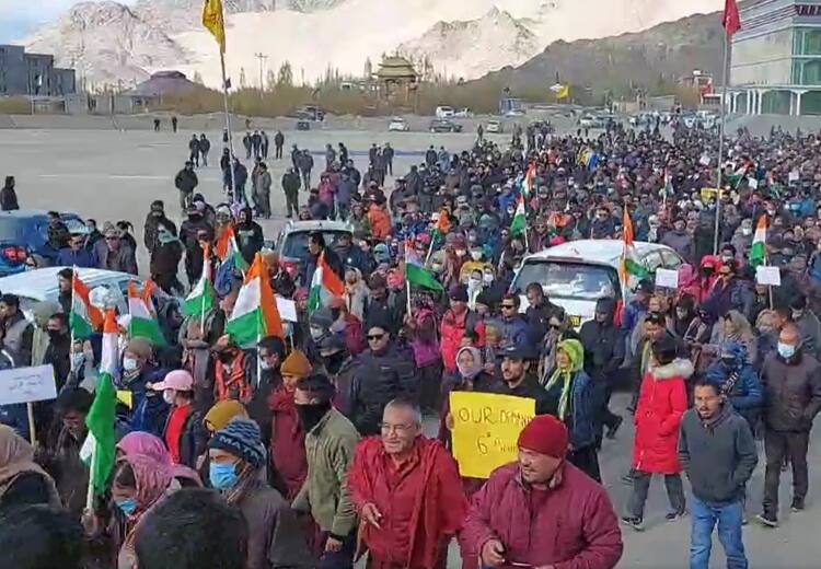 Ladakh News: लद्दाख को पूर्ण राज्य बनाने की मांग, सड़कों पर उतरे लोग, दो संगठनों ने किया प्रदर्शन People Protest demanding Full Statehood to Ladakh Slogans Raised ANN Ladakh News: लद्दाख को पूर्ण राज्य बनाने की मांग, सड़कों पर उतरे लोग, दो संगठनों ने किया प्रदर्शन