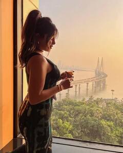 Pics: બાલકનીમાં ડ્રિન્કનો આનંદ લેતી દેખાઇ Priyanka Chopra, 3 વર્ષ બાદ ઘરે પહોંચી છે 'દેસી ગર્લ'