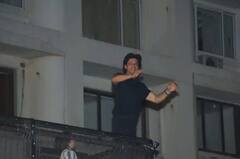 Shah Rukh Khan Photos: ਜਨਮ ਦਿਨ ਮੌਕੇ ਸ਼ਾਹਰੁਖ ਖਾਨ ਦਾ ਆਲ ਬਲੈਕ ਲੁੱਕ, ਇਸ ਅੰਦਾਜ਼ 'ਚ ਪ੍ਰਸ਼ੰਸਕਾਂ ਨੂੰ ਮਿਲਣ 'ਮੰਨਤ' ਦੀ ਬਾਲਕਨੀ 'ਚ ਪਹੁੰਚੇ 'ਬਾਦਸ਼ਾਹ'