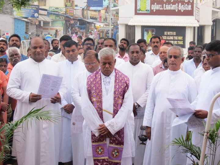 நாகையில் பழுதடைந்த சாலையில் நாற்றுநட்டு  கிராம மக்கள் நூதன போராட்டம்