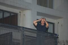 Shah Rukh Khan Photos: बर्थडे पर शाहरुख खान का ऑल ब्लैक लुक, इस अंदाज में फैंस से मिलने 'मन्नत' की बालकनी में आए 'बादशाह'