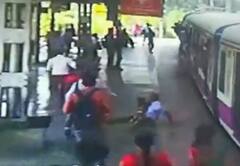 मुंबई: सवारियों के धक्के से चलती ट्रेन से गिरी महिला-बच्चे को RPF जवानों ने दौड़कर बचाया, Video वायरल