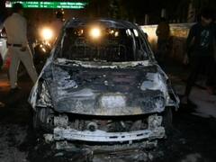 इंदौर में चलती कार में अचानक लगी भयानक आग, ड्राइवर ने भागकर बचाई जान, गाड़ी जलकर खाक