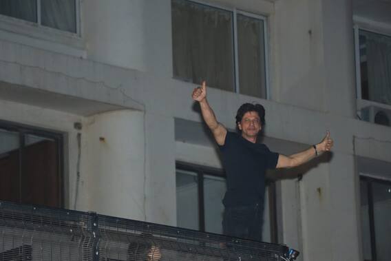 Shah Rukh Khan Photos: बर्थडे पर शाहरुख खान का ऑल ब्लैक लुक, इस अंदाज में फैंस मिलने 'मन्नत' की बालकनी में आए 'बादशाह'