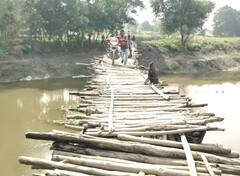 रायबरेली में जान हथेली पर रखकर लकड़ी का पुल पार करने को मजबूर लोग, मोरबी हादसे के बाद भी नहीं टूटी नींद