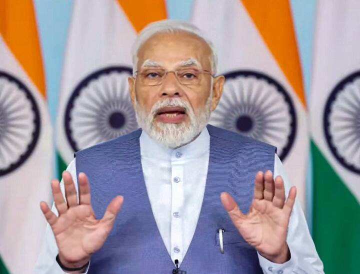 PM Modi slams AAP said My photo could have shined in advertisements but... PM Modi: विज्ञापनों में मेरी भी फोटो चमक सकती थी लेकिन... झुग्गी वालों को पक्के मकान देने पर बोले PM मोदी