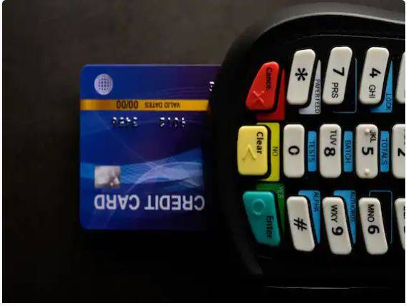 ਕ੍ਰੈਡਿਟ ਕਾਰਡਾਂ ਰਾਹੀਂ ਅੰਤਰਰਾਸ਼ਟਰੀ ਲੈਣ-ਦੇਣ ਕਰਨ ਤੋਂ ਬਚੋ। ਕ੍ਰੈਡਿਟ ਕਾਰਡਾਂ ਰਾਹੀਂ ਵਿਦੇਸ਼ੀ ਲੈਣ-ਦੇਣ ਕਰਨ ਲਈ ਤੁਹਾਨੂੰ ਵਿਦੇਸ਼ੀ ਮੁਦਰਾ ਲੈਣ-ਦੇਣ ਦੀ ਫੀਸ ਅਦਾ ਕਰਨੀ ਪਵੇਗੀ। ਇਸ ਸਥਿਤੀ ਵਿੱਚ ਤੁਸੀਂ ਇਸਦੀ ਬਜਾਏ ਇੱਕ ਪ੍ਰੀਪੇਡ ਕਾਰਡ ਦੀ ਵਰਤੋਂ ਕਰ ਸਕਦੇ ਹੋ।