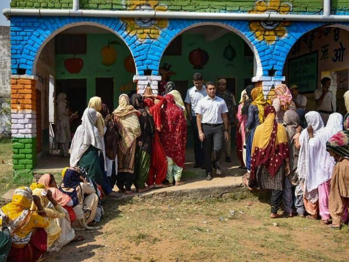 Haryana panchayat election 2020 72.40 percent voting till evening Haryana Panchayat Chunav: हरियाणा में पंचायत चुनाव के पहले चरण में शाम तक 72.40% वोटिंग, दो गांव में पथराव
