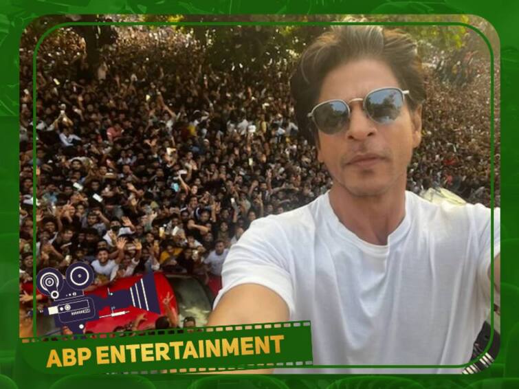 Shahrukh Khan has shared a selfi took with his fans on his birthday Shahrukh Khan Selfi with Fans: அன்பின் கடலில் மூழ்கிய பாலிவுட் பாட்ஷா... ஷாருக் வீட்டின் வெளியே திரளாக கூடிய ரசிகர்கள் 