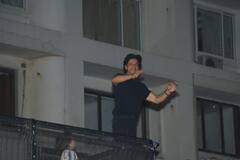Shah Rukh Khan Photos: बर्थडे पर शाहरुख खान का ऑल ब्लैक लुक, इस अंदाज में फैंस से मिलने 'मन्नत' की बालकनी में आए 'बादशाह'