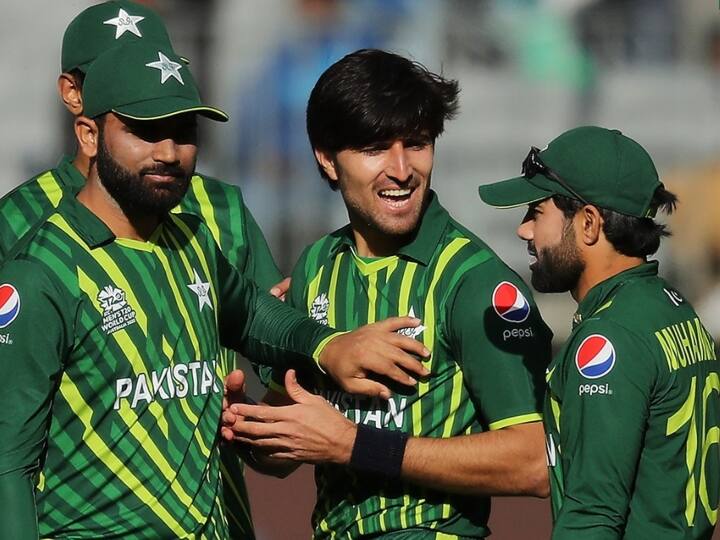 Pakistan's Star Batsman Fakhar Zaman ruled out of the T20 World Cup 2022 due to knee injury T20 World Cup 2022: टी20 विश्व कप में पाकिस्तान को लगा बड़ा झटका, ताबड़तोड़ बल्लेबाज़ी करने वाला ये खिलाड़ी हुआ बाहर