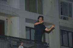 Shah Rukh Khan Photos: બર્થ ડે પર શાહરૂખ ખાનનો ઓલ બ્લેક લુક, આ અંદાજમાં ફેંસને મળવા ‘મન્નત’ની બાલ્કનીમાં આવ્યો ‘બાદશાહ’