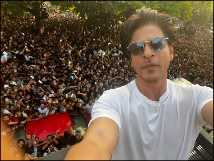 shah rukh khan thanks fans when they gathered outside mannat amid pathaan release watch video Video: मन्नत के सामने सैकड़ों फैंस के बीच फंसी लाल कार, ग्रिल पर चढ़े SRK बोले- Hope... कुर्सी की पेटी बांध ली होगी