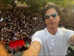 मन्नत के सामने सैकड़ों फैंस के बीच फंसी लाल कार, ग्रिल पर चढ़े SRK बोले- होप...कुर्सी की पेटी बांध ली होगी
