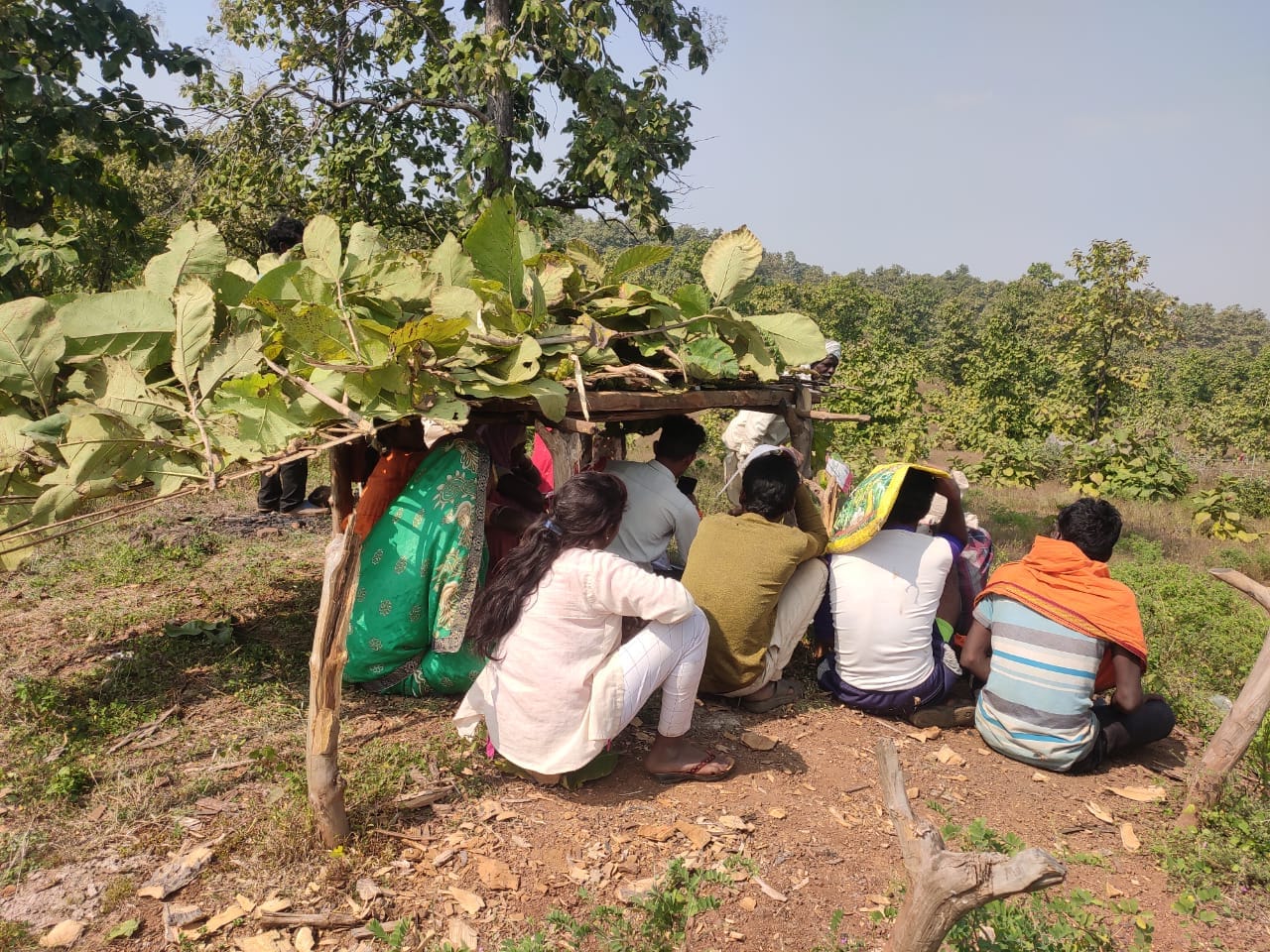 Seoni Malwa: जान जोखिम में डाल आयुष्मान कार्ड बनवा रहे गांव वाले, इस वजह से पहाड़ी पर जाकर बैठी है टीम