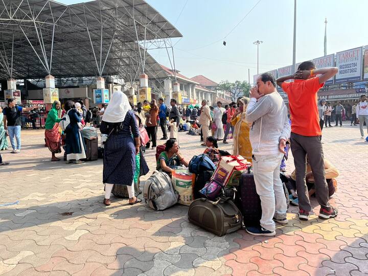 सकाळी पुणे स्टेशनवर प्रवाशांची मोठी गर्दी बघायला मिळाली.