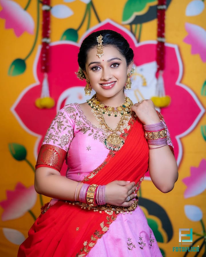 బుల్లితెర నటి నవ్యస్వామి అన్నయ్యనే ఐశ్వర్య పెళ్లిచేసుకుంది. ఇద్దరం వదిన, ఆడపడుచులు కాకుండా ఫ్రెండ్స్లా ఉంటాం అంటుంది. పెళ్లి తర్వాత కూడా పర్సనల్ లైఫ్, కెరీర్ బ్యాలెన్స్ చేసుకుంటూ దూసుకుపోతోంది ఐశ్వర్య.