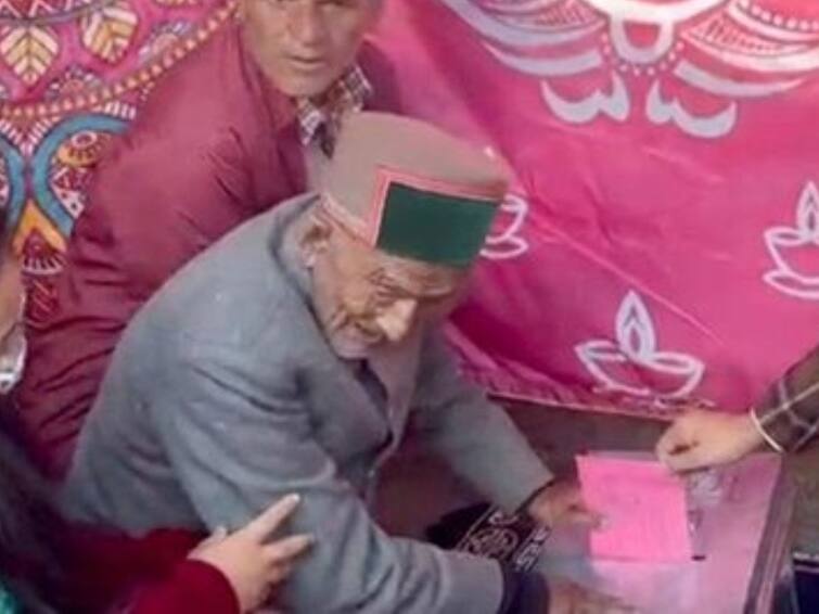 First voter of Independent India Shyam Saran Negi casts vote in Himachal Pradesh Assembly Elections 2022 Himachal Pradesh Assembly Elections 2022: ১০ দিন ট্রেক করে পৌঁছেছিলেন বুথে, স্বাধীন ভারতের প্রথম ভোটার শ্যামসরণ ভোট দিলেন এ বারও, ১০৬ বছর বয়সে