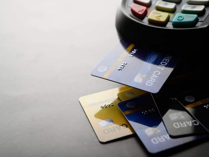 Credit Card: क्रेडिट कार्ड होल्डर्स को इस बात का खास ख्याल रखना चाहिए कि वह क्रेडिट कार्ड के जरिए कैश विड्रॉल न करें. ऐसा करने पर उन्हें भारी पेनाल्टी देनी पड़ती है.
