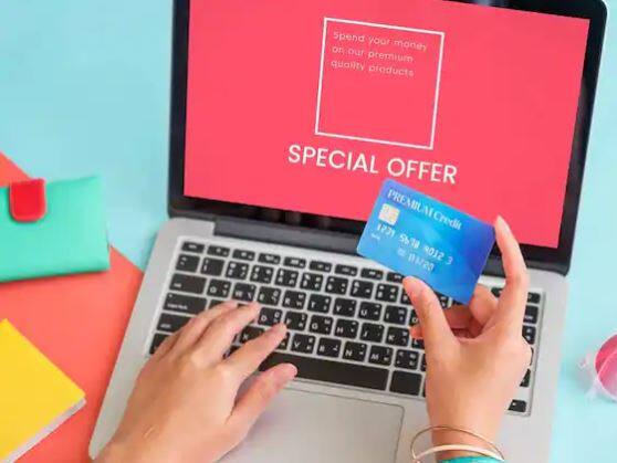 ਆਪਣੇ ਕ੍ਰੈਡਿਟ ਕਾਰਡ ਦੇ ਬਿੱਲਾਂ ਦਾ ਸਮੇਂ ਸਿਰ ਭੁਗਤਾਨ ਕਰੋ। ਕਈ ਵਾਰ ਲੋਕ ਕ੍ਰੈਡਿਟ ਕਾਰਡ ਨਾਲ ਇੰਨੀ ਜ਼ਿਆਦਾ ਖਰੀਦਦਾਰੀ ਕਰਦੇ ਹਨ ਕਿ ਬਾਅਦ 'ਚ ਉਨ੍ਹਾਂ ਨੂੰ ਪਰੇਸ਼ਾਨੀ ਦਾ ਸਾਹਮਣਾ ਕਰਨਾ ਪੈਂਦਾ ਹੈ। ਇਸ ਲਈ ਆਪਣੇ ਖਰਚਿਆਂ ਨੂੰ ਕਾਬੂ ਵਿੱਚ ਰੱਖਣ ਦੀ ਕੋਸ਼ਿਸ਼ ਕਰੋ।