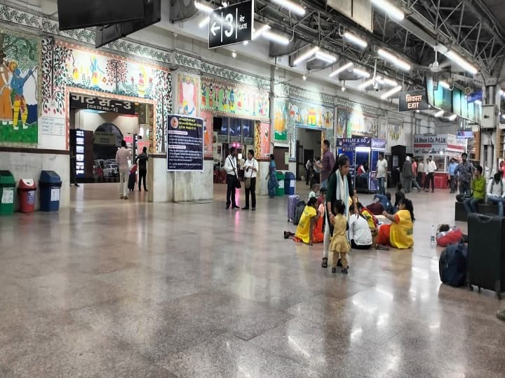 बिहार की राजधानी पटना के रेलवे स्टेशन पर भी साफ-सफाई का स्पेशल ध्यान रखा जा रहा हैं. हाल ही बिहार में छठ का त्योहार संपन्न हुआ है. ऐसे में बड़ी संख्या में लोग रेलवे स्टेशन पर आए हैं. ऐसे में लोगों की सुविधा के लिए रेलवे ने सफाई पर स्पेशल ध्यान दिया है.