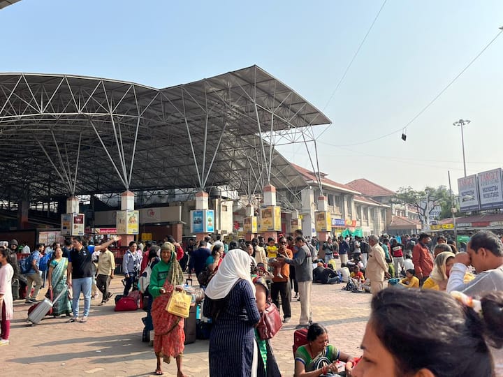 दिवाळीनंतर गावाकडून परतणाऱ्यांनी पुणे स्टेशनवर गर्दी केली आहे.