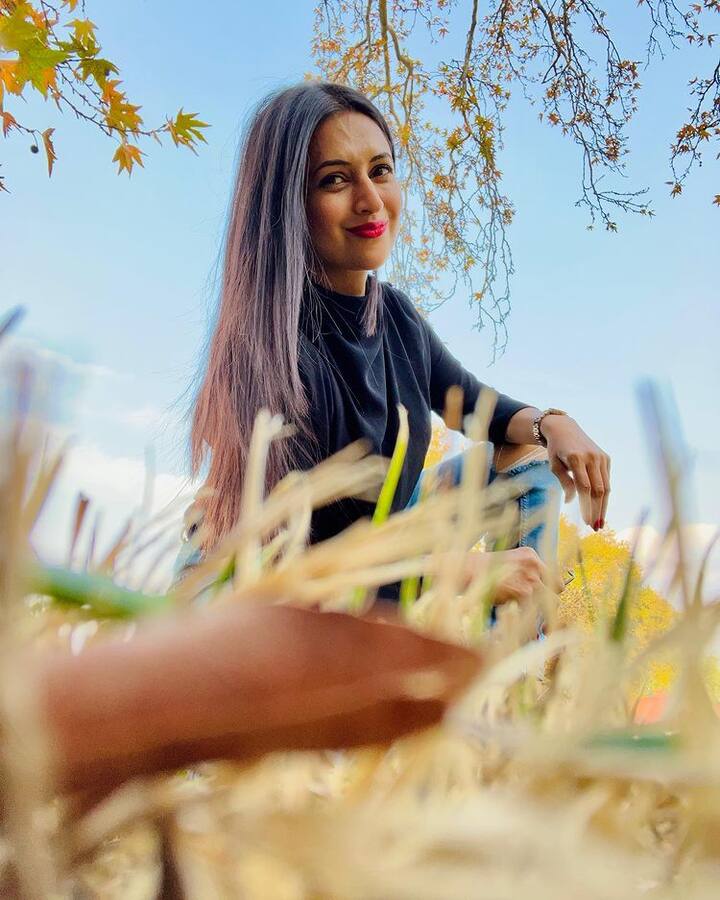 દિવ્યાંકાએ ઘેરા લીલા રંગના ઓવરકોટ સાથે રેડ વાઈન કલરનું ટોપ પહેર્યું છે અને ડેનિમ જીન્સ, હેન્ડબેગ અને બ્લેક ગોગલ્સ કેરી કર્યા છે અને