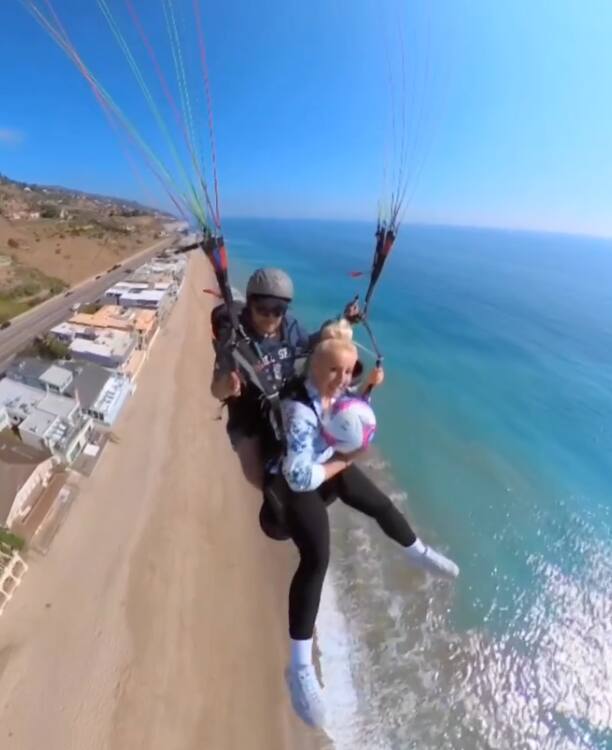 woman bounced the ball on her foot while flying in the air VIDEO: ਹਵਾ 'ਚ ਉੱਡਦੇ ਹੋਏ ਔਰਤ ਨੇ ਪੈਰ 'ਤੇ Bounce ਕੀਤੀ ਗੇਂਦ! ਗੇਂਦ 'ਤੇ ਅਜਿਹਾ ਕੰਟਰੋਲ ਦੇਖ ਤੁਸੀਂ ਹੋ ਜਾਓਗੇ ਹੈਰਾਨ