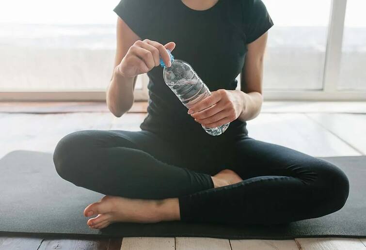 Health Tips: Drink water in this way after delivery, the stomach will never come out Health Tips : ਡਲਿਵਰੀ ਤੋਂ ਬਾਅਦ ਇਸ ਤਰੀਕੇ ਨਾਲ ਪੀਓ ਪਾਣੀ, ਕਦੇ ਵੀ ਨਹੀਂ ਨਿਕਲੇਗਾ ਪੇਟ
