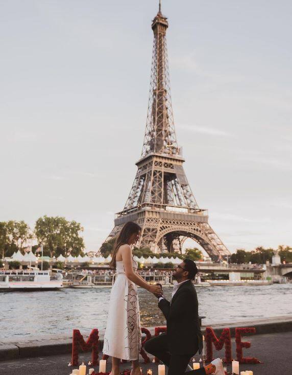 हंसिका को उनके होने वाले हसबैंड सोहेल ने पेरिस में एफिल टावर के सामने खास अंदाज में प्रपोज किया. तस्वीर में एक केंडल के सर्कल में हंसिका खड़ी हुई हैं और सोहेल घुटने पर बैठे हुए हैं. पास में फूलों से सजा मैरी मी बोर्ड भी लगा हुआ है.