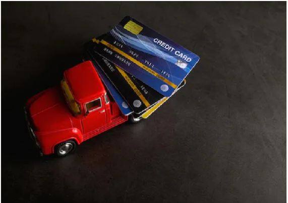 ਕ੍ਰੈਡਿਟ ਕਾਰਡ ਧਾਰਕਾਂ ਨੂੰ ਇਸ ਗੱਲ ਦਾ ਖਾਸ ਧਿਆਨ ਰੱਖਣਾ ਚਾਹੀਦਾ ਹੈ ਕਿ ਉਹ ਕ੍ਰੈਡਿਟ ਕਾਰਡ ਰਾਹੀਂ ਨਕਦੀ ਨਾ ਕਢਵਾਉਣ। ਅਜਿਹਾ ਕਰਨ 'ਤੇ ਉਨ੍ਹਾਂ ਨੂੰ ਭਾਰੀ ਜੁਰਮਾਨਾ ਭਰਨਾ ਪੈਂਦਾ ਹੈ। ਅਜਿਹੀ ਸਥਿਤੀ ਵਿੱਚ ਕਦੇ ਵੀ ਕ੍ਰੈਡਿਟ ਕਾਰਡ ਤੋਂ ਨਕਦ ਐਡਵਾਂਸ ਨਾ ਲੈਣ ਦੀ ਕੋਸ਼ਿਸ਼ ਕਰੋ।