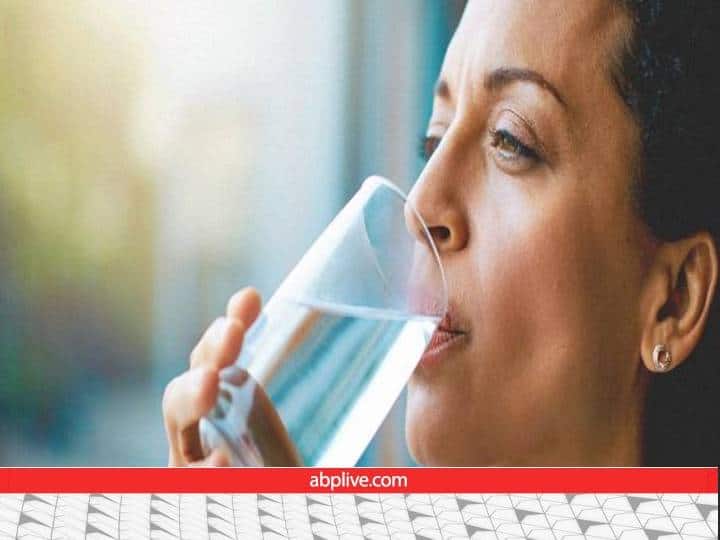 Health Tips: डिलीवरी के बाद इस तरीके से पिएं पानी, कभी नहीं निकलेगा पेट How Much Water should consume after c section and normal delivery Health Tips: डिलीवरी के बाद इस तरीके से पिएं पानी, कभी नहीं निकलेगा पेट