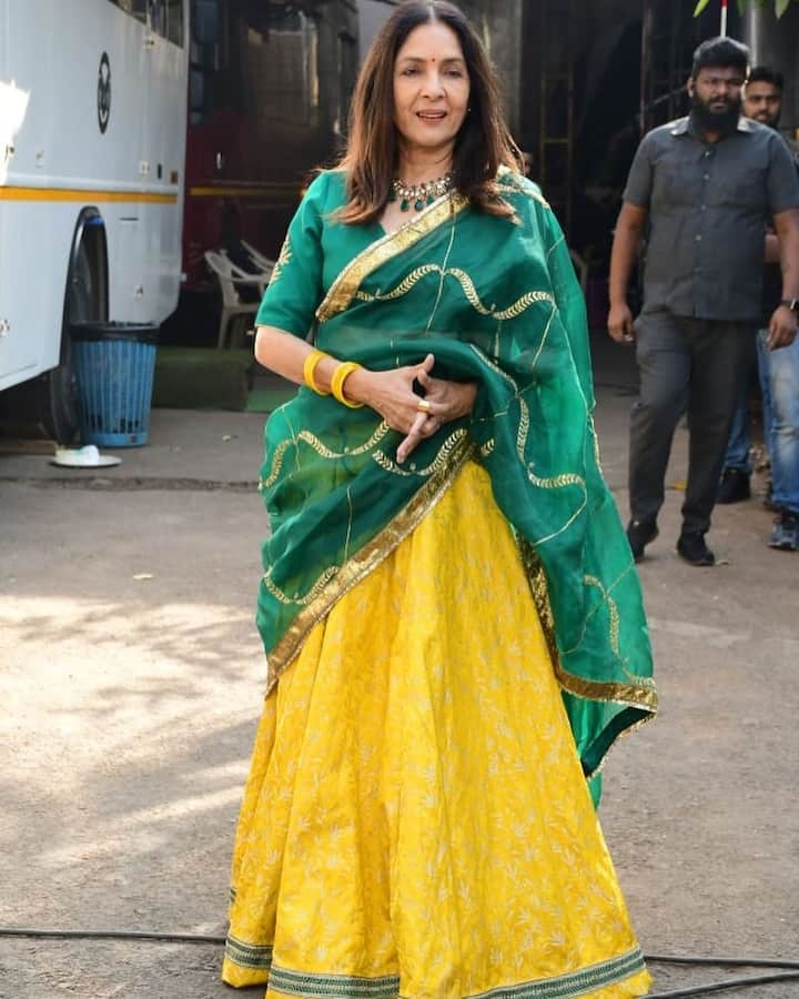 આની સાથે જ એક્ટ્રેસે ખુલ્લા વાળ અને મોં પર હંસીથી તમામ લોકોનુ દિલ જીતી લીધુ છે. એક્ટ્રેસની ઉંમર અત્યારે 63 વર્ષની છે, પરંતુ આ લૂકમાં કોઇ યંગ એક્ટ્રેસથી કમ નથી લાગી રહી.