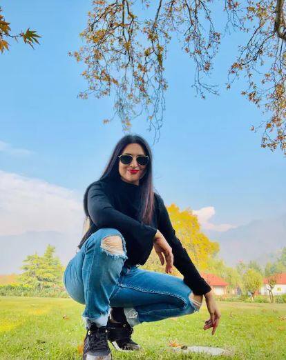 ਟੀਵੀ ਦੀ ਗਲੈਮਰਸ ਅਦਾਕਾਰਾ ਦਿਵਯੰਕਾ ਤ੍ਰਿਪਾਠੀ ਇਨ੍ਹੀਂ ਦਿਨੀਂ ਕਸ਼ਮੀਰ ਵਿੱਚ ਛੁੱਟੀਆਂ ਮਨਾਉਣ ਪਹੁੰਚੀ ਹੋਈ ਹੈ। ਗ੍ਰੀਨ ਓਵਰਕੋਟ ਅਤੇ ਡੈਨਿਮ ਜੀਨਸ ਵਿੱਚ ਦਿਵਯੰਕਾ ਬਰਫੀਲੇ ਮੈਦਾਨਾਂ ਵਿੱਚ ਸੁਪਰਹਾਟ ਲੁੱਕ ਵਿੱਚ ਪੋਜ਼ ਦਿੰਦੀ ਨਜ਼ਰ ਆਈ।