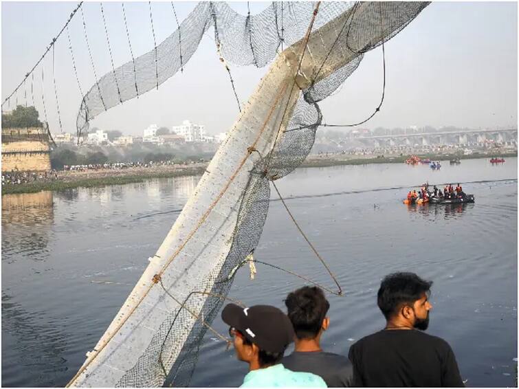 Morbi Bridge Collapse cable of the morbi suspension bridge was rusted police inform to court Morbi Bridge Collapse: पोलीस म्हणतात गंजलेल्या तारांमुळे पूल पडला; मॅनेजर म्हणाला, ही तर ईश्वराची इच्छा!