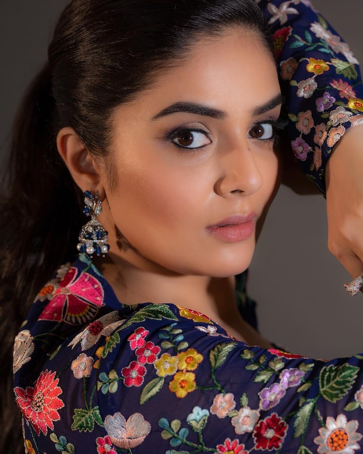 ‘అదుర్స్‘ షోతో శ్రీముఖి బుల్లితెరకు పరిచయం అయ్యింది. Photo Credit: Sreemukhi /Instagram