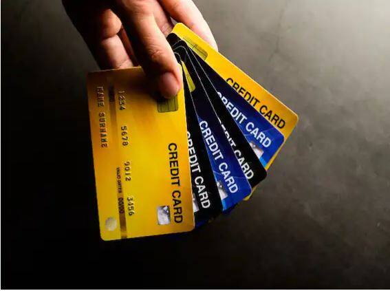 ਕ੍ਰੈਡਿਟ ਕਾਰਡ ਦੀ ਵਰਤੋਂ ਕਰਦੇ ਸਮੇਂ ਇਸ ਗੱਲ ਦਾ ਧਿਆਨ ਰੱਖੋ ਕਿ ਕਦੇ ਵੀ ਕ੍ਰੈਡਿਟ ਕਾਰਡ ਦੀ ਸੀਮਾ ਤੋਂ ਵੱਧ ਨਾ ਜਾਓ। ਅਜਿਹਾ ਕਰਨ ਨਾਲ ਤੁਸੀਂ ਇੱਕ ਵੱਡਾ ਵਿੱਤੀ ਕਰਜ਼ਾ ਦੇਖਦੇ ਹੋ ਅਤੇ ਇਸਦਾ ਤੁਹਾਡੇ ਕ੍ਰੈਡਿਟ ਸਕੋਰ 'ਤੇ ਵੀ ਬੁਰਾ ਪ੍ਰਭਾਵ ਪੈਂਦਾ ਹੈ।