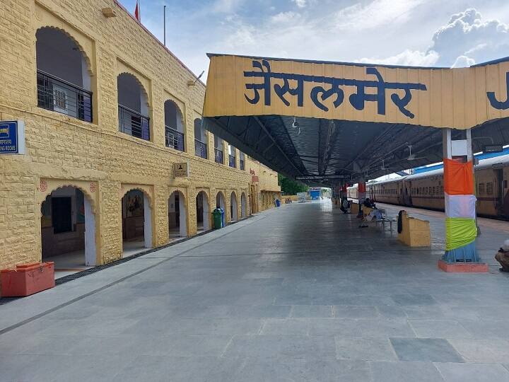 बीकानेर के अलावा राजस्थान के एक और शहर जैसलमेर के रेलवे स्टेशन का नाम भी भारत के सबसे साफ रेलवे स्टेशनों की लिस्ट में आता है.