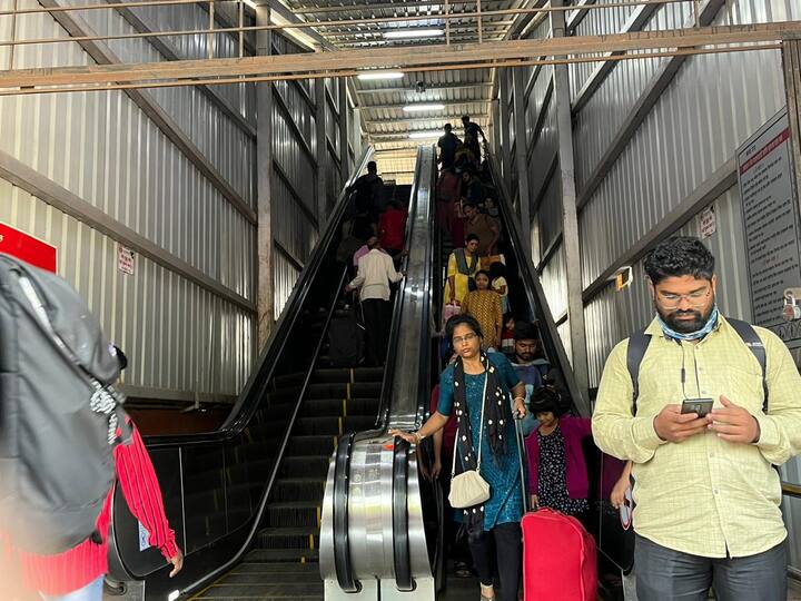 दिवाळीसाठी शेकडो लोक आपल्या घरी परतले होते.