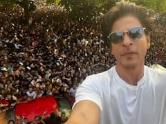 ব্যালকনির নিচে আস্ত সমুদ্র, আবেগের ঢেউয়ে ভাসলেন বাদশাহ, ক্যামেরাবন্দি করলেন রাজপাট