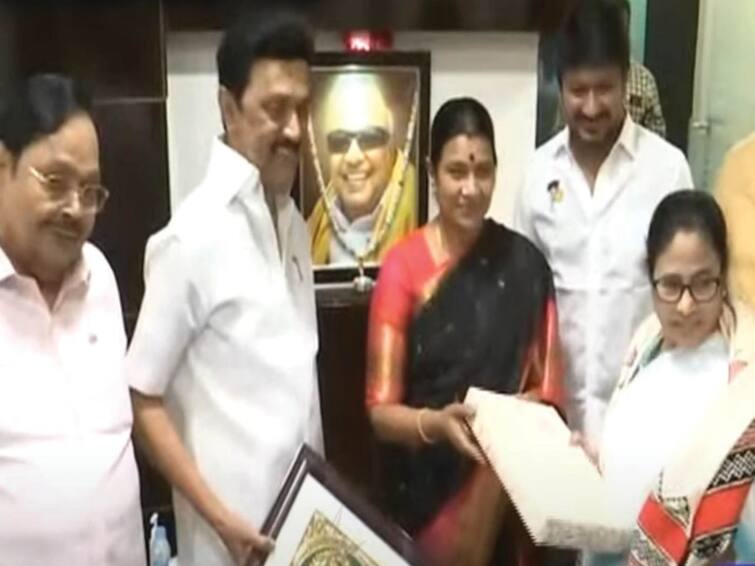 West Bengal Chief Minister Mamata Banerjee met Tamil Nadu Chief Minister Mk Stalin. What were they talking about? Mamata met Stalin: மத்தியை பிடிக்க மதராஸ் வந்த மம்தா பானர்ஜி - முதல்வர் ஸ்டாலினுடன் சந்திப்பு