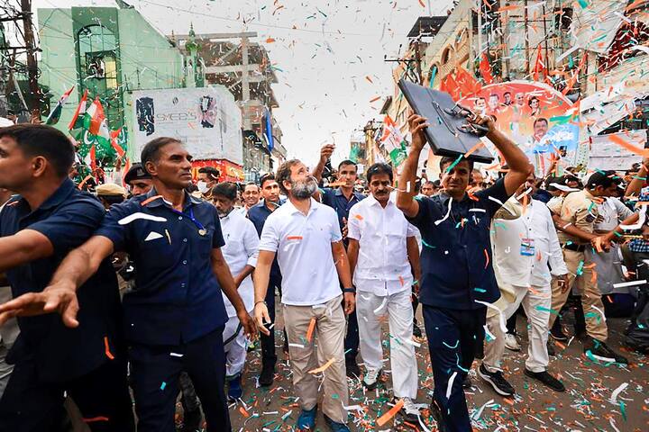 পদযাত্রা ঘিরে উৎসাহীদের ভিড় ছিল চোখে পড়ার মতো। সদস্য-সমর্থকদের উপস্থিতি তো ছিলই। তারই সঙ্গে মিছিল দেখতে ভিড় করতে দেখা যায় অনেক বাসিন্দাদের।