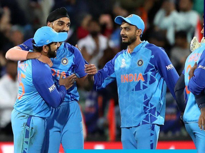 सामनावीर म्हणून भारताकडून नाबाद 64 धावा करणाऱ्या विराट कोहलीला गौरवण्यात आलं.