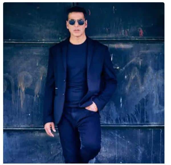 ਅਕਸ਼ੈ ਕੁਮਾਰ- ਇਸ ਤੋਂ ਪਹਿਲਾਂ ਖਿਡਾਰੀ ਅਕਸ਼ੈ ਕੁਮਾਰ ਨੂੰ ਵੀ ਐਕਸ ਸ਼੍ਰੇਣੀ ਦੀ ਸੁਰੱਖਿਆ ਮਿਲੀ ਸੀ। ਕਿਉਂਕਿ ਸੋਸ਼ਲ ਮੀਡੀਆ 'ਤੇ ਉਨ੍ਹਾਂ ਦੀ ਨਾਗਰਿਕਤਾ ਨੂੰ ਲੈ ਕੇ ਕਈ ਵਾਰ ਸਵਾਲ ਚੁੱਕੇ ਜਾ ਚੁੱਕੇ ਹਨ। ਇਸ ਦੇ ਨਾਲ ਹੀ ਅਦਾਕਾਰ ਨੂੰ ਕਈ ਧਮਕੀਆਂ ਵੀ ਦਿੱਤੀਆਂ ਗਈਆਂ ਸਨ।