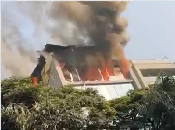 Fire incident at rooftop hotel in Pune due to negligence by pmc Pune Roof Top Hotel : पुण्यातील बेकायदेशीर रुफटॉप हॉटेलवर कारवाई नसल्याने आगीच्या घटना; कारवाई कधी होणार?