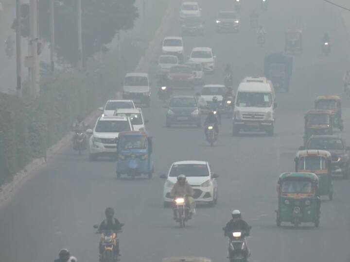 Delhi slipped into 'severe' category on the AQI meter on Saturday. With air pollution worsening in the national capital, authorities in halted all construction work and demolition activities till further orders. (Source: ANI)