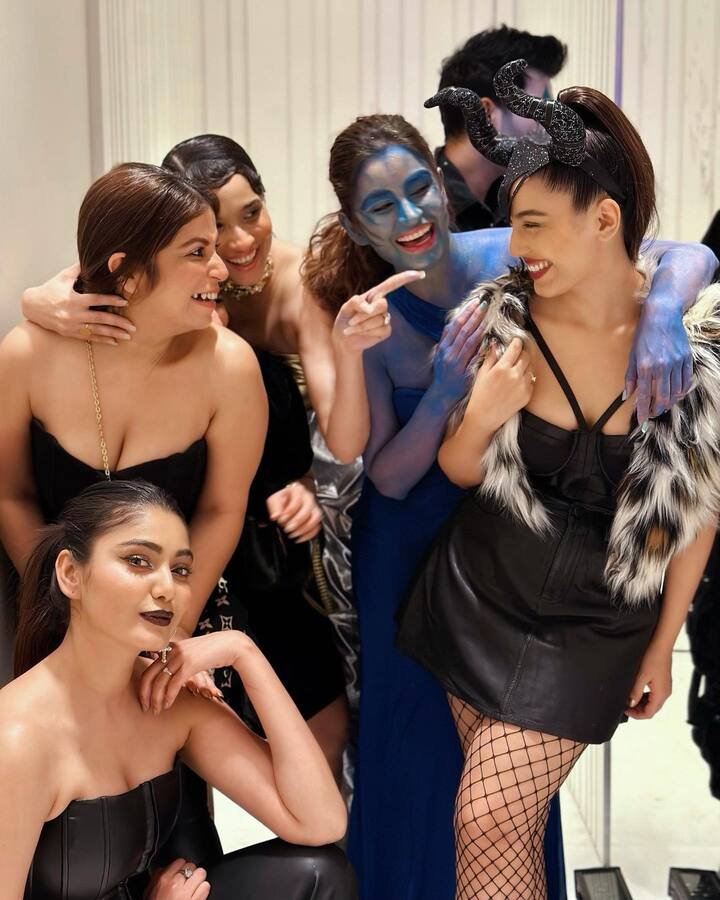 आता अभिनेत्रीच्या हॅलोविन लूकने सर्वांचे लक्ष वेधून घेतले आहे. ताज्या फोटोंमध्ये तिने काळ्या रंगाचा शॉर्ट स्कर्ट आणि ब्रॅलेट टॉप घातलेला दिसत आहे. (फोटो सौजन्य :srishtyrode24/इंस्टाग्राम)